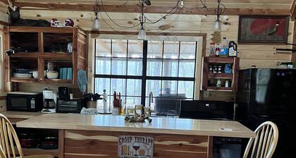 2 bedroom 1 bath cabin with privacy, 1 mile from main highway