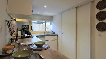 Refrigerador, microondas, horno, placa de cocina