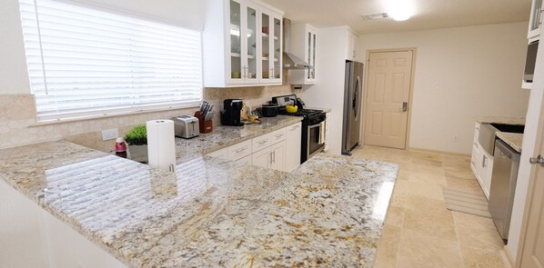 Signature House, 5 Bedrooms | Private kitchen | Fridge, microwave, oven, stovetop - 5Bdrm 2.5Bath 9Beds - The Nest Big House (Houston)