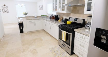 5Bdrm 2.5Bath 9Beds - The Nest Big House