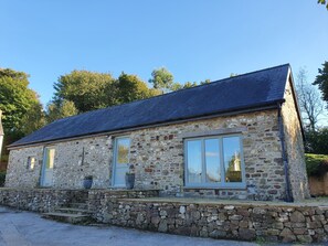Exterior - Gorgeous farm cottage, full of rural charm yet close to beaches and castles.  (Llawhaden)