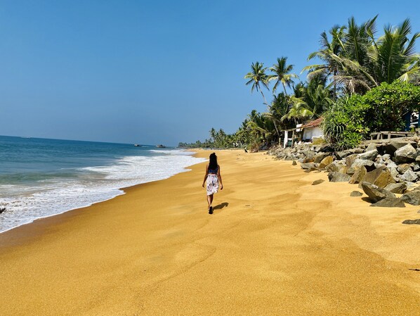 Beach nearby - Beachfront Villa with private pool (Boossa)