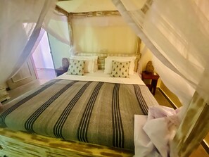 3 bedrooms, desk, iron/ironing board, free WiFi - Beachfront Villa with private pool (Boossa)