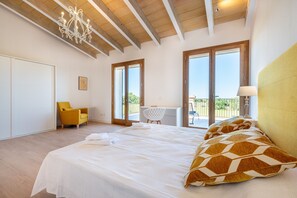 4 slaapkamers, een strijkplank/strijkijzer, gratis wifi, beddengoed