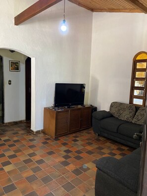 TV - Site with swimming pool, wi-fi soccer field and lake with lots of fish (Igaratá)