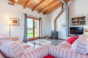 Fernseher, Kamin, Tischtennisplatte