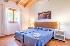 3 chambres, coffres-forts dans les chambres, fer et planche à repasser