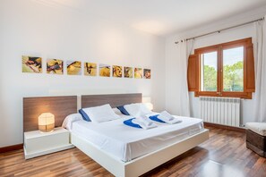 4 bedrooms, iron/ironing board, free WiFi, bed sheets
