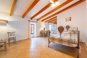 5 dormitorios, tabla de planchar con plancha, wifi gratis y ropa de cama