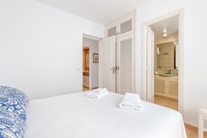 3 bedrooms, iron/ironing board, free WiFi, bed sheets - Pins i Mar in Portocolom (Portocolom)