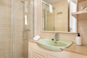 Baignoire, séchoir à cheveux, serviettes fournies