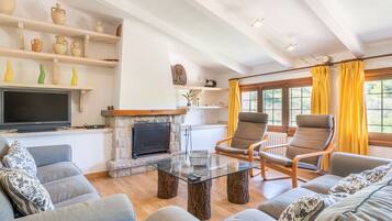 Een televisie en een open haard