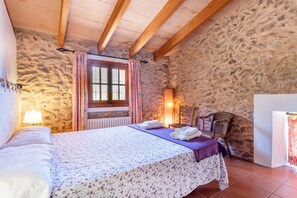 4 slaapkamers, een strijkplank/strijkijzer, gratis wifi, beddengoed