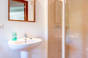 Badewanne, Haartrockner, Handtücher