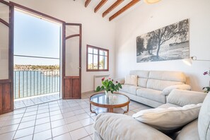 Televisión y chimenea 