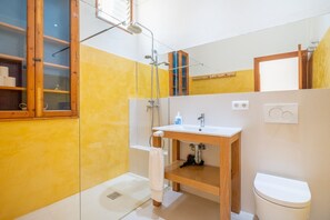 Ducha, secador de pelo y toallas