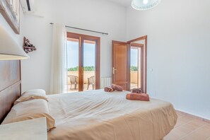 3 quartos, cofres nos quartos, ferros/tábuas de passar roupa