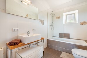 Bathtub, hair dryer, towels - Finca Sa Punta - Portocolom (Portocolom)