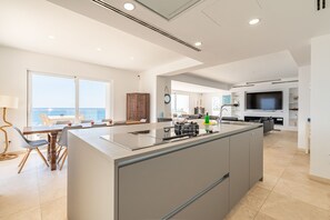 Fridge, microwave, oven, dishwasher - Villa Mediterráneo - Cala Murada (Cala Murada)