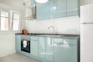 Fridge, microwave, oven, coffee/tea maker