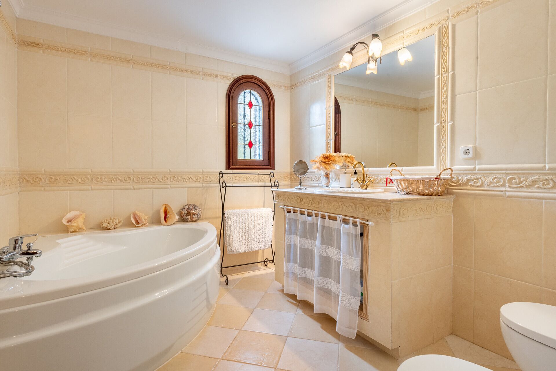 Baignoire, sèche-cheveux, serviettes fournies
