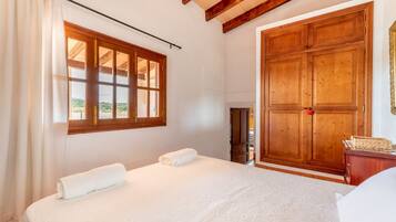 3 slaapkamers, een strijkplank/strijkijzer, gratis wifi, beddengoed