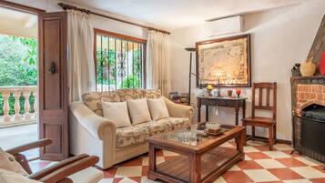 Een televisie en een open haard