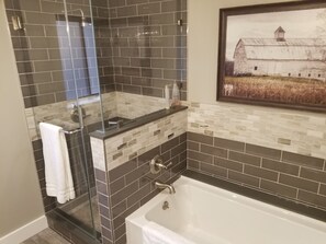 Badewanne, Haartrockner, Handtücher, Toilettenpapier