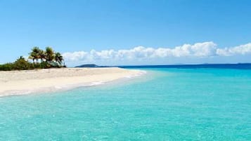 PĂ„ stranden, solstolar och strandhanddukar