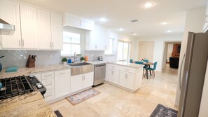 高级独立别墅, 6 间卧室, 私人游泳池 | 私人厨房 | 茶具/咖啡用具、厨具/餐具、餐桌