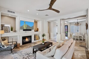 Smart TV, chimenea y impresora 