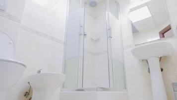 Habitación cuádruple clásica | Baño | Regadera, regadera tipo lluvia, toallas