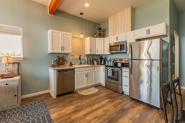 冰箱、微波炉、烤箱、炉灶