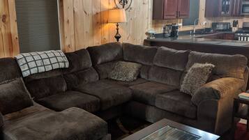 TV connectée, cheminée, jeux vidéo, table de tennis de table