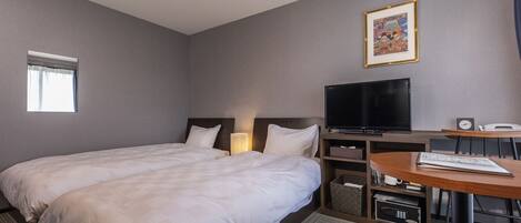 1 bedroom, desk, WiFi