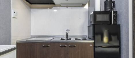 Kylskåp, mikrovågsugn och grytor/köksredskap