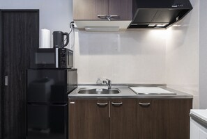 冷蔵庫、電子レンジ、調理器具と食器