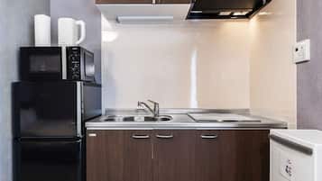 Refrigerador, microondas y utensilios de cocina