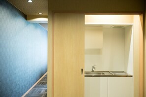 Geladeira, micro-ondas, talheres/pratos/utensílios de cozinha