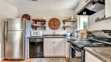 Refrigerador, microondas, horno, placa de cocina