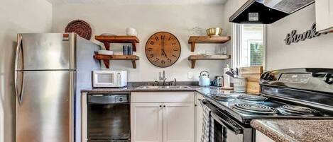 Een koelkast, een magnetron, een oven, een kookplaat