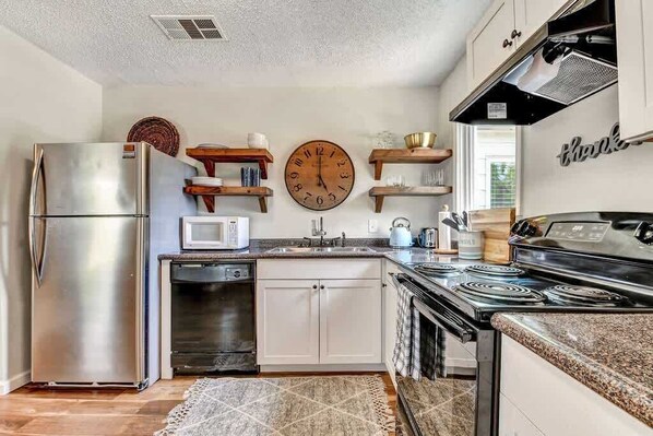 Een koelkast, een magnetron, een oven, een kookplaat