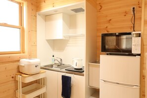 A compact kitchen with a microwave, toaster, sink, and a small refrigerator. - Log Cottage Hakuba Kiitos (Hakuba)