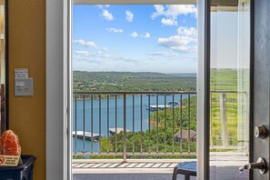 A balcony with a view of a lake and surrounding greenery. - Luxury & Spacious Condo with Fantastic Lake Views Near Silver Dollar City w Free Tickets (Branson)