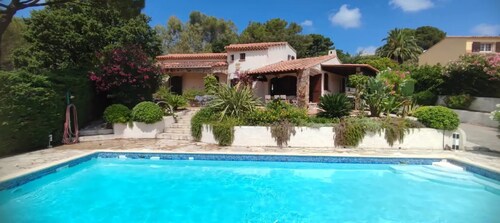 Villa La Louvière- swimming pool, air conditioning, 7mn walk from the beach 