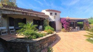 A traditional building with a courtyard, stone walls, and outdoor seating. - Villa La Louvière- swimming pool, air conditioning, 7mn walk from the beach  (La Croix-Valmer)