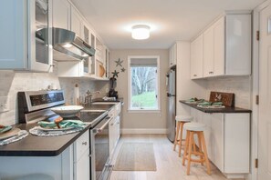 Fridge, oven, stovetop, dishwasher