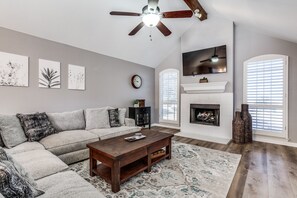 Smart-TV, Kamin, Videospiele, Tischfußball