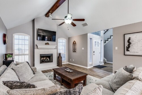 Rockwall Lux Retreat💥Pool&Spa💥Covered Patio-5min walk downtown-Parks-Trails-Lake