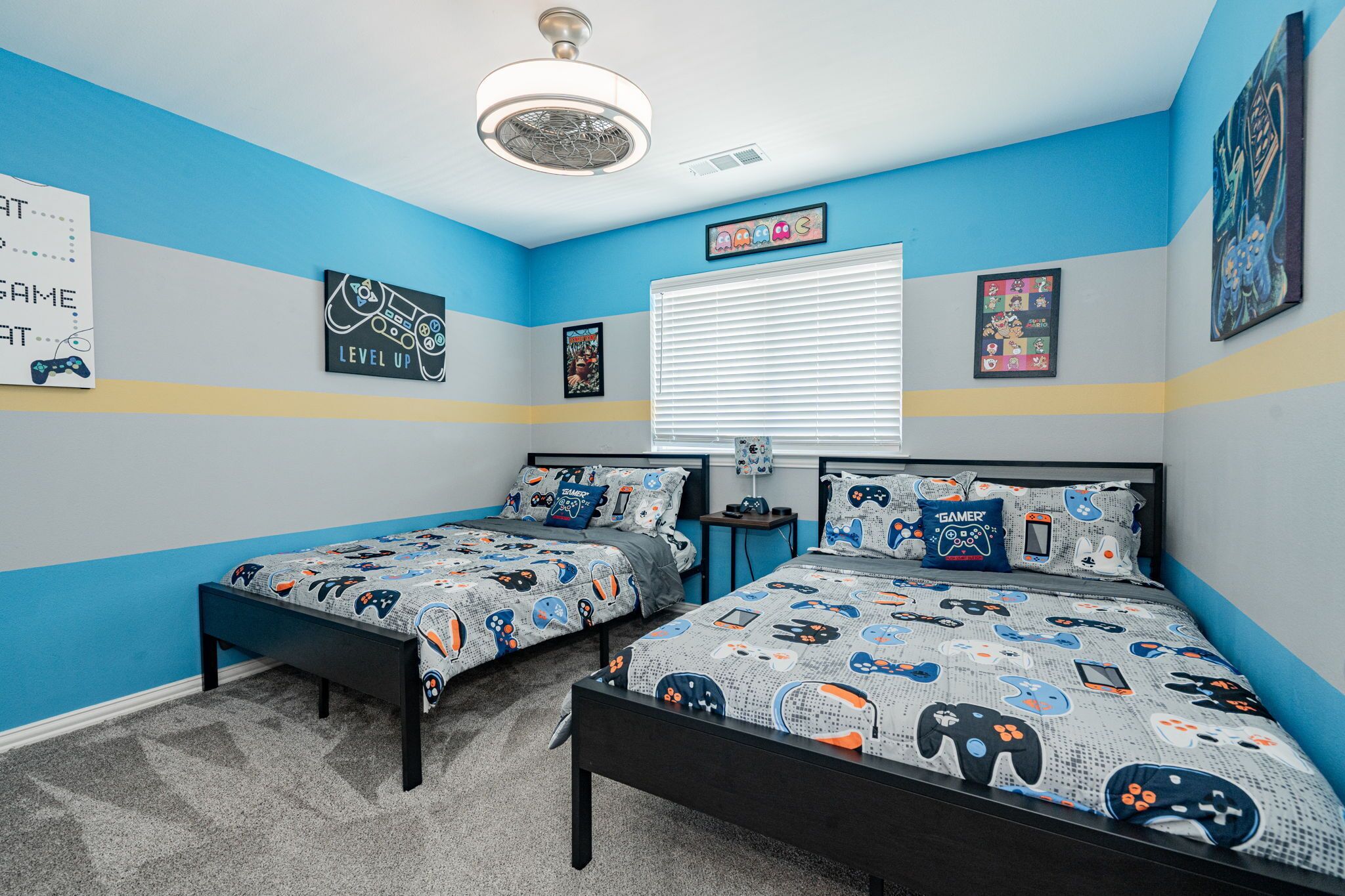 3 quartos, escrivaninha, ferros/tábuas de passar roupa, berço de viagem